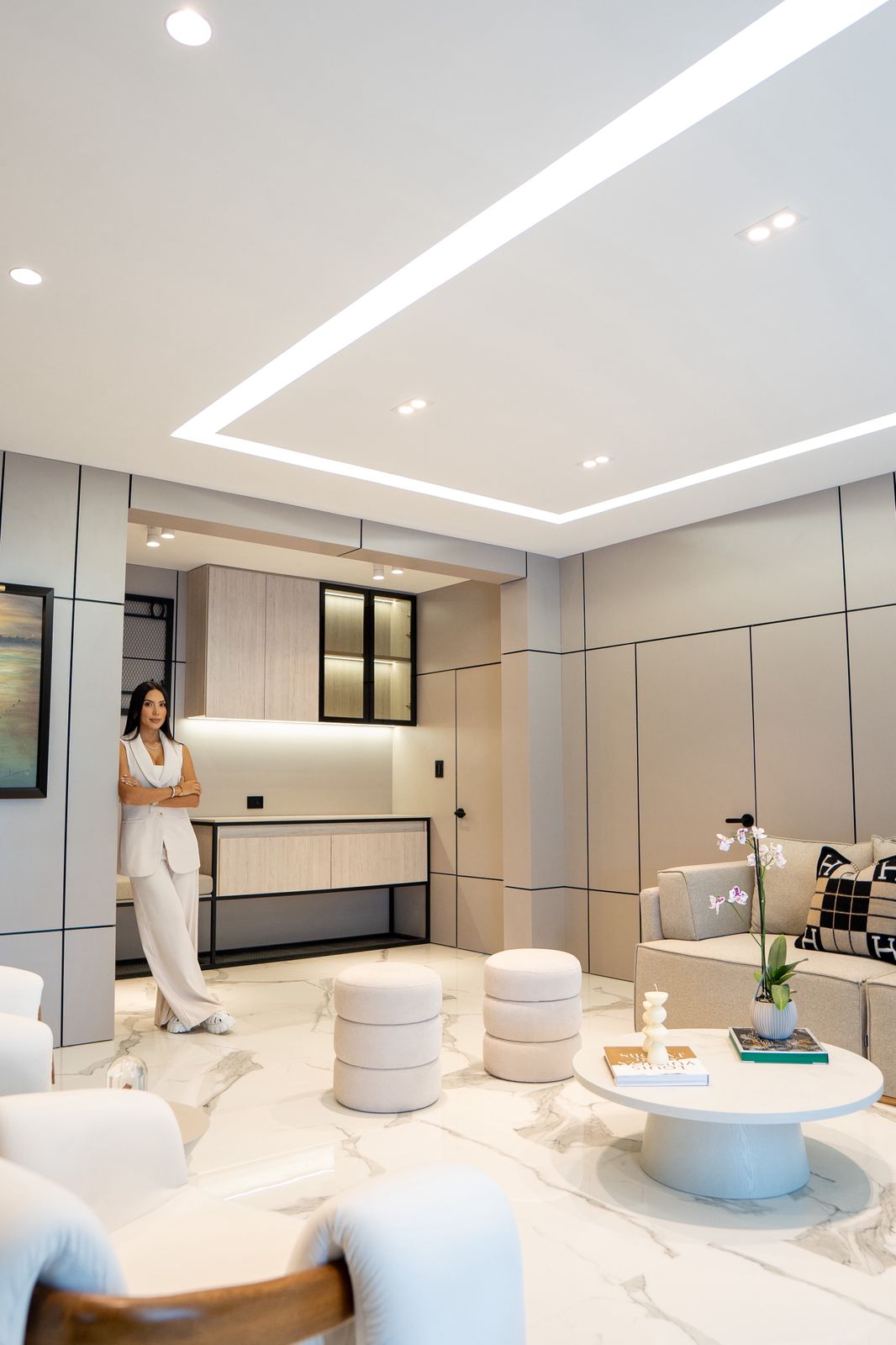 Alexandra Claros, fundadora de AC Luxe Living Spaces — estudio de diseño de interiores de lujo en Colombia, en uno de sus proyectos